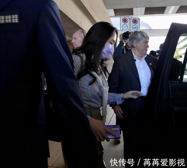 孟晚舟私下穿搭好美,条纹衬衫配五分裤优雅大气,中年女性该学学