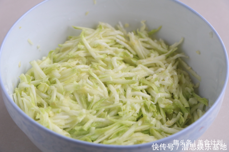 天热别蒸包子,教你懒人吃法,卷一卷8分钟出锅,早餐上桌准吃光