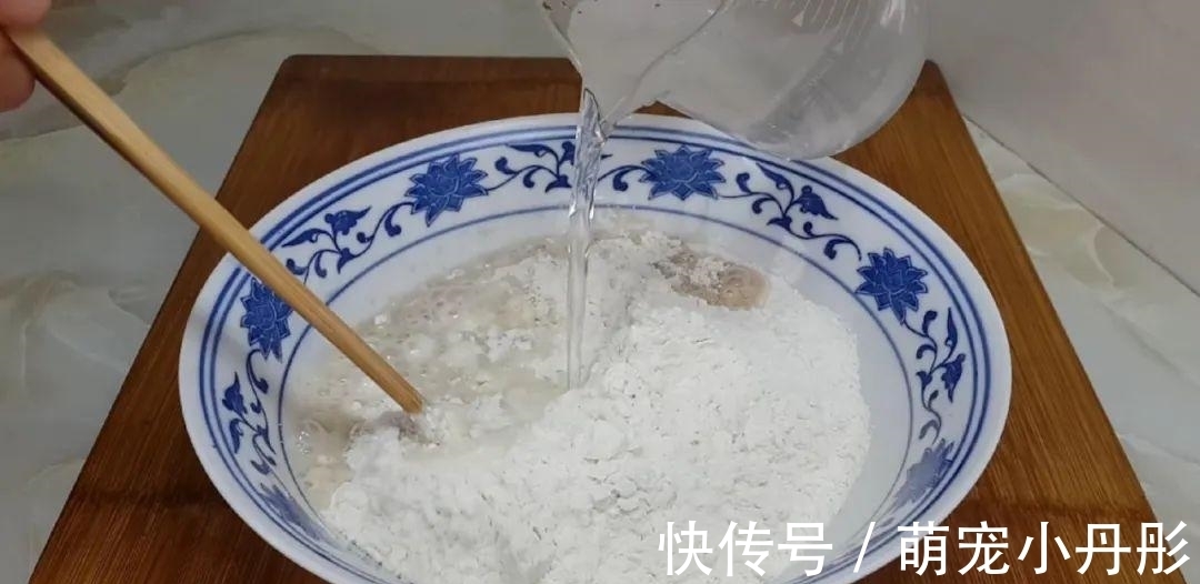 保鲜膜|以后面粉就这样做,一次炸一锅,个个香酥掉渣,比油条麻花还好吃