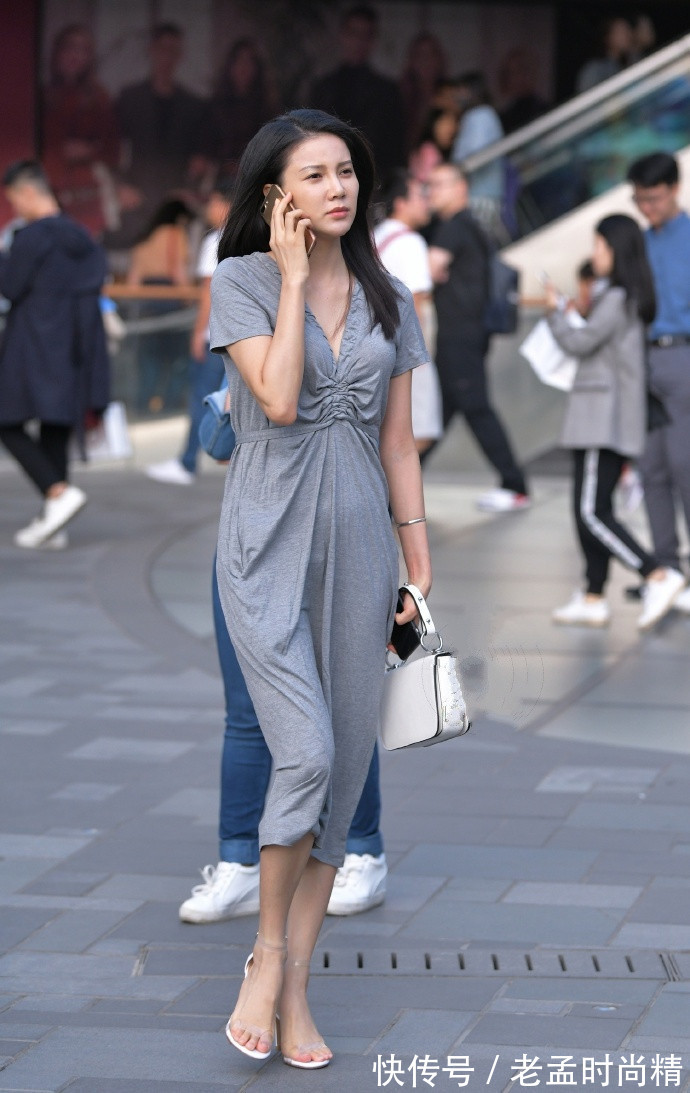 优雅 街拍: 小姐身穿一袭素雅的长裙, 穿衣风格低调, 优雅气质却难掩!