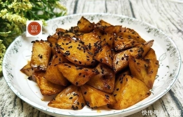 亲爱的|土豆新吃法,这么做简单又美味,比肉都好吃,做一盘,上桌就光盘