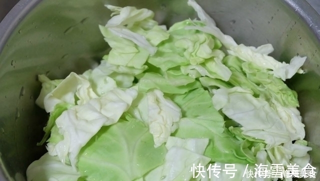 这菜我家隔两天就要炒一次,1颗菜炒2盘,叶子用手撕,加肉更香