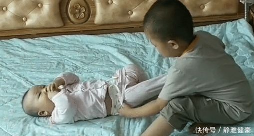 妹妹|4岁哥哥照顾妹妹起居火了,这大概是全网“混得最牛”的二胎