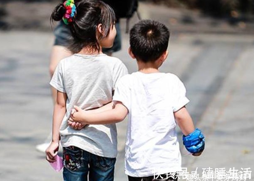 二胎|二胎的艰苦生活?妹妹被姐姐拿棍子监督,父母的教育方式引人深思