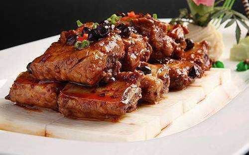 美食推荐：豆豉蒸排骨，客家菜盐焗鸡，酱油鸡，木耳烧肥肠的做法