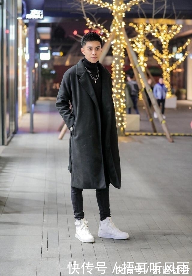 丝绒 小姐姐穿黑色的修身打底衫,显得更富有优雅女人味了