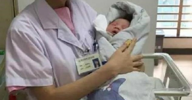 急产|产妇刚进产房就生了,娃“呱唧”一声落地,医护当场愣住:这么快!