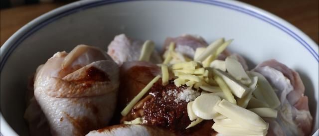 最近超火的懒人鸡腿,电饭煲里一扔,出锅太香了,8个瞬间就扫光