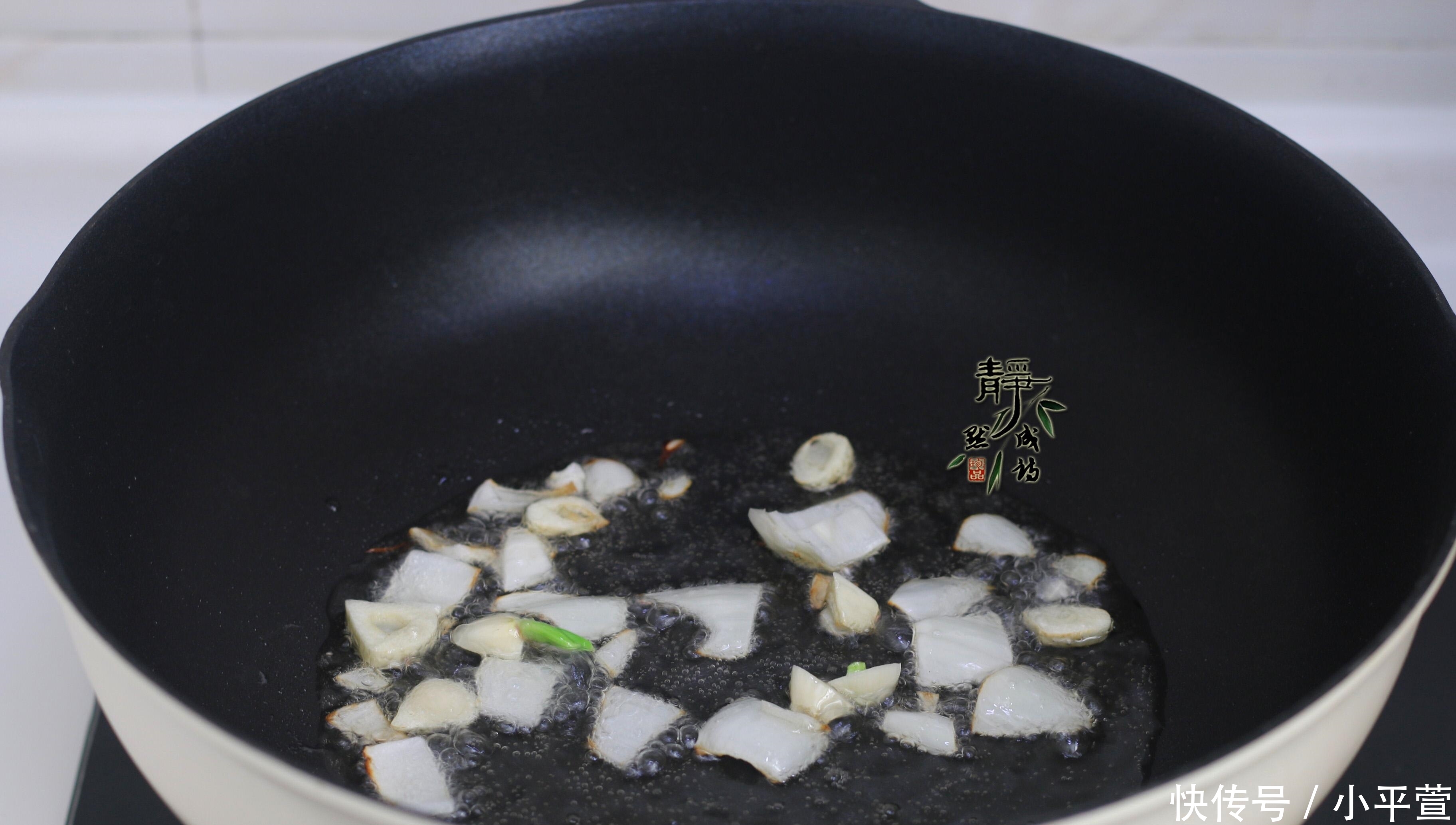 从准备到出锅,5分钟足够,鲜香脆嫩超下饭,这菜比吃肉爽口