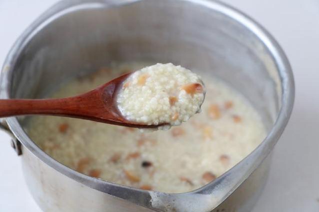 燕麦|小米怎么烹饪有创意又有营养水果燕麦不能少,老人小孩都合适