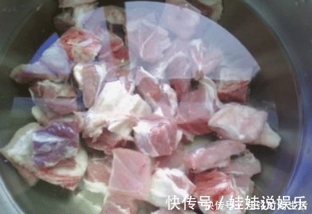 牛肉|炖牛肉时，直接焯水就错了！学会这样做，牛肉软烂入味，特别下饭