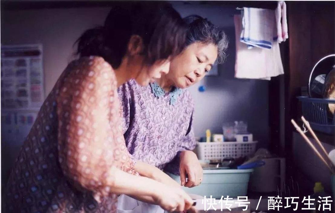 外孙|亲妈帮带3年外孙,一巴掌让老人后悔:再闲都不会给女儿带孩子