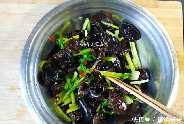 这道凉拌菜爽口开胃,做法简单,常吃能清理血管,预防三高