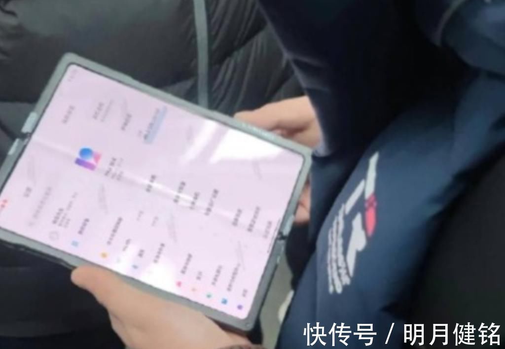 小米|小米折叠屏手机曝光，搭载MIUI12系统，工程机折痕明显