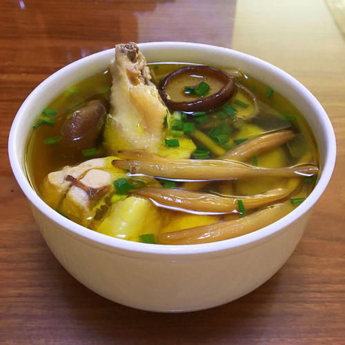 香菇黄花菜鸡汤，营养滋补，鲜美不腻