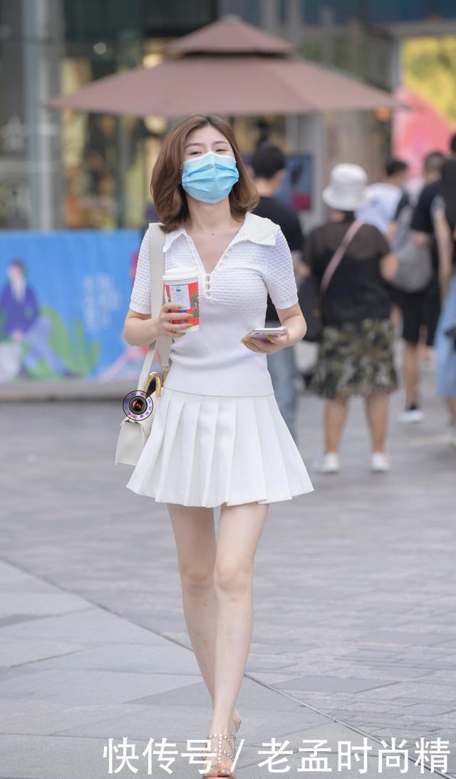 优点|街拍:白色系搭配优点多,身材过瘦的女生穿白色,清新唯美还显身材丰满