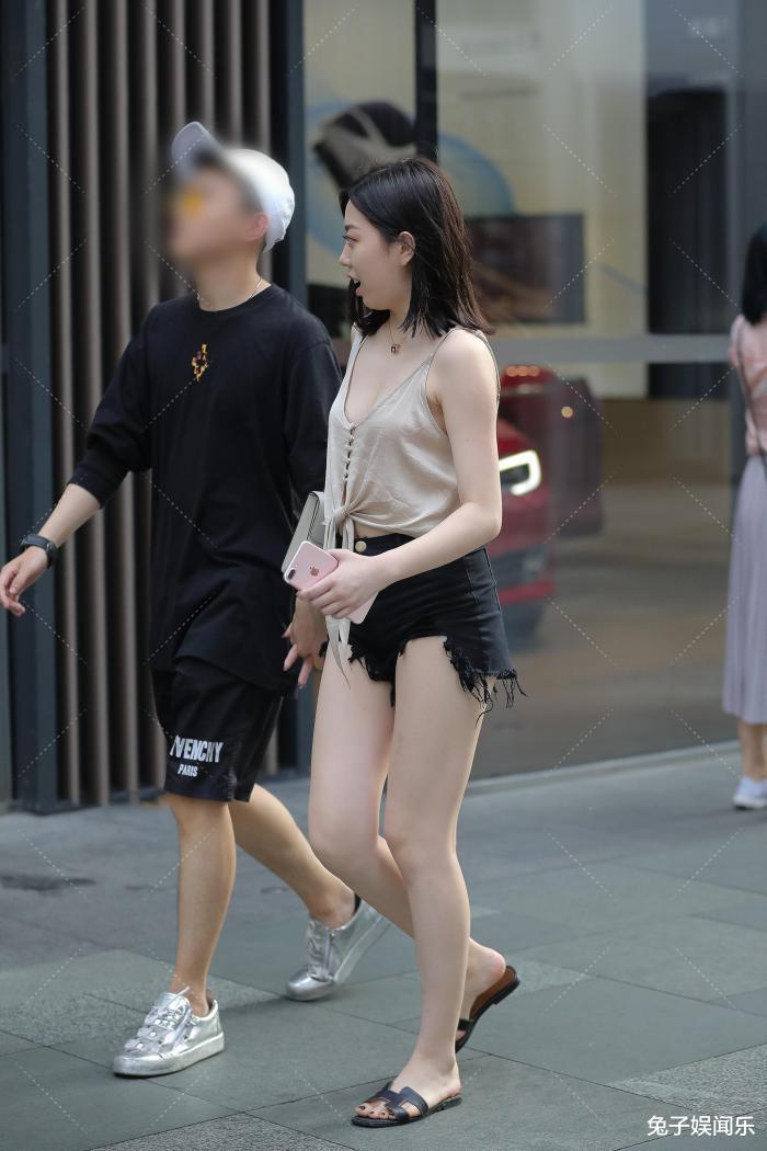 简约|街拍热裤提到肚脐不说,上衣穿的这么“简约”,不怕男朋友回去揍你吗