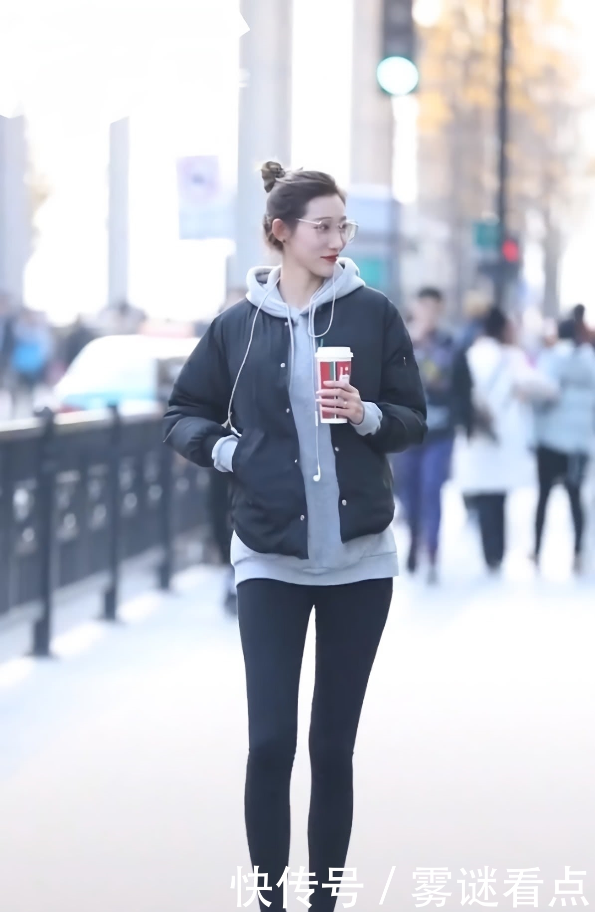 健美裤|小姐姐没白长“仙鹤腿”,穿烂大街的裤子,都性感得让人心动!