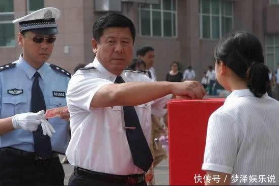 穿“白衬衫”的警察是什么人？一般人根本不够格，身份都不简单