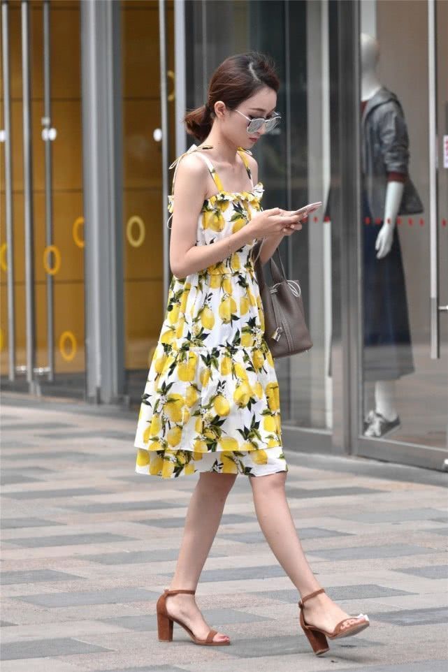 街拍|手挽手的短发美女,分别穿个性时尚裙,淑女范十足