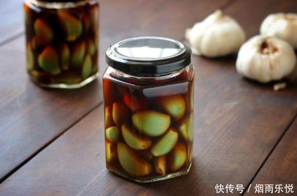 泡腊八蒜,直接加醋就错了,牢记2个关键,12小时就绿,酸辣脆爽