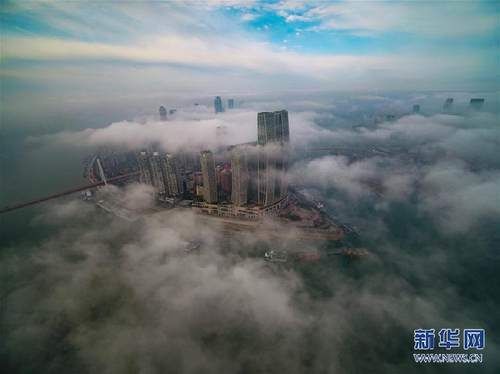 老年|仙界！俯瞰山城雾气缭绕 高楼鳞次栉比直插云霄
