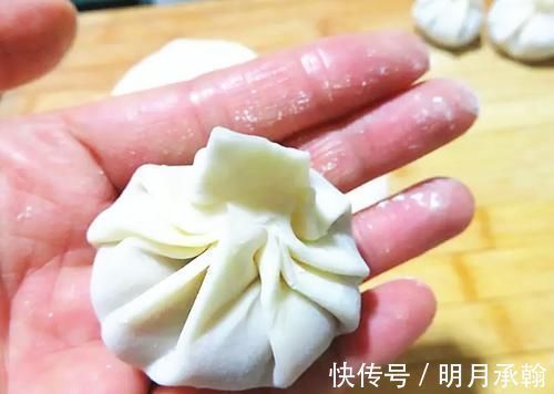 这才是灌汤包的正宗做法,皮薄馅大,咬一口汤汁四溢,赶快学学吧!
