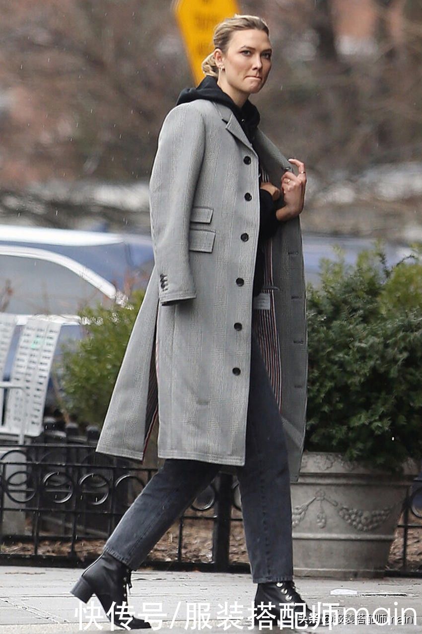 “大衣+连帽卫衣”才是今冬的王炸组合，高级又时髦，谁穿谁好看