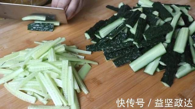 黄瓜我家从来不凉拌，都是炝着吃，比肉还下饭，懒人做法吃着也香