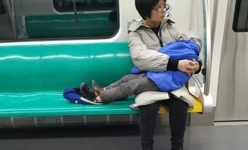 母子|地铁上这对母子一夜爆火:这样动作,怎么可能教出熊孩子?