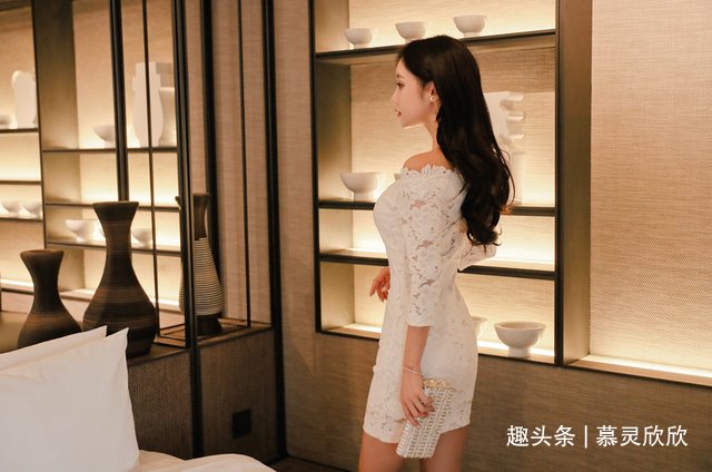 孙允珠时尚穿搭：晚秋芙蓉零落相思叶穗抹肩裙