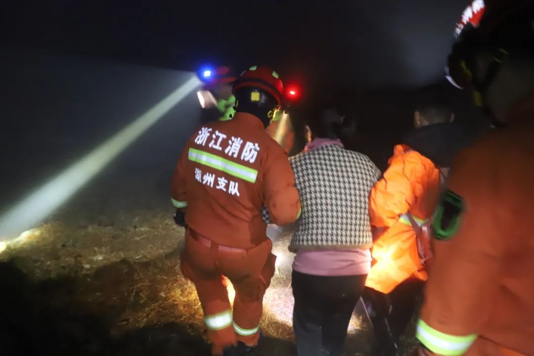 警民|【身边正能量】3名女子登山扭伤膝盖，安吉警民、消防紧急救援……