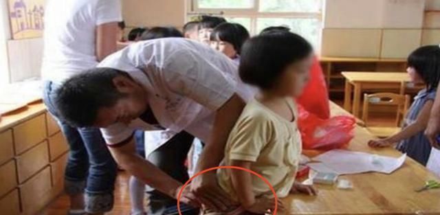 公立幼儿园|4岁女儿放学回家,紧扯裤子说“不能尿尿”,脱下裤子妈妈气哭了