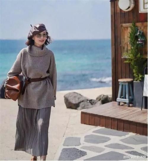 毛衣下面别总配阔腿裤了，学学三木妈妈这样穿，美成一枝花