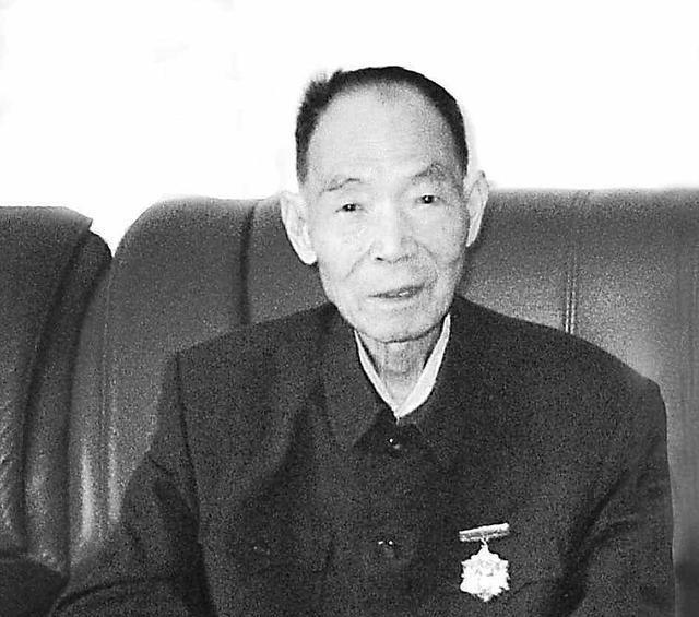 抗战|他是比肖华还厉害的天才儿童，十岁执掌重要部门，抗战立下奇功