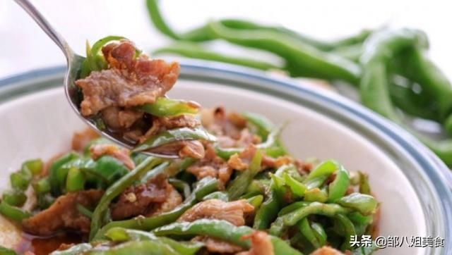 做辣椒炒肉，不要切好直接炒，多做两步，麻辣鲜香，越吃越上瘾
