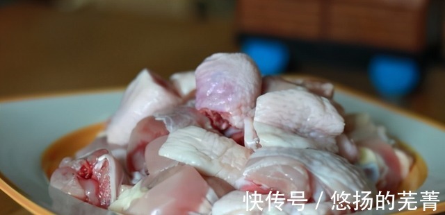炖鸡汤先焯水就错了，直接下锅炖也不对，掌握这些技巧鸡汤才鲜香！