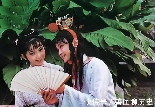 宝玉!晴雯嘲笑宝玉和碧痕洗澡洗了两三个时辰满屋子都是水,用意何在?