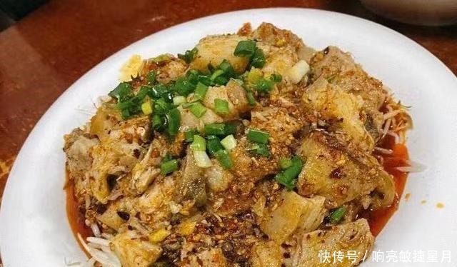 成都一家藏在巷子里的30年肥肠馆子,每天人气爆棚,上菜全靠吼