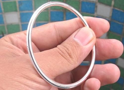 很多女性佩戴的银手镯，只是为了好看吗？还是对身体有什么好处？