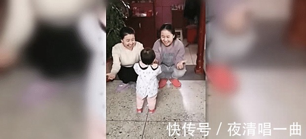 妈妈|小姨和妈妈是双胞胎，同时张开怀抱，宝宝的反应爸爸乐坏了