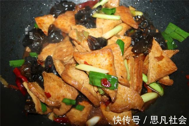 蒜苗|豆腐这样做太好吃了，我家每周做一次，软嫩入味，给肉都不换