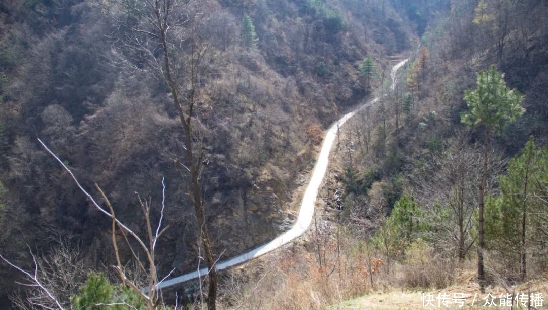 有点让人想不到，秦岭这个山顶上，竟然还住着一户人家，也太苦了