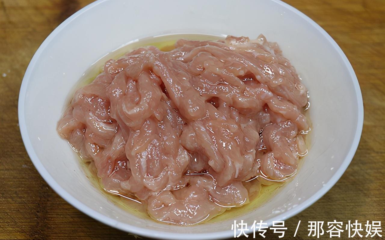 这道菜|家常菜茶树菇炒肉丝，肉丝鲜嫩，茶树菇干香，再挑食的孩子也爱吃