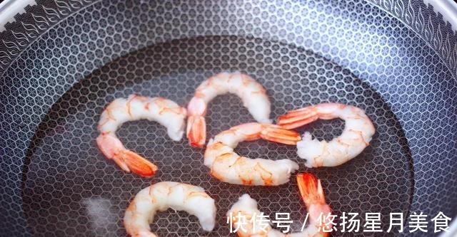 外表|外表极具吸引力的香椿鲜虾饭团，口感软糯入味，散发着淡淡的清香！