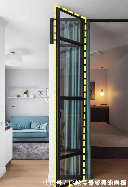 小户型|客厅一分为二当卧室,用玻璃折叠门做隔断,聪明人都这样设计了