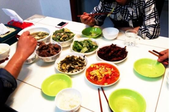  讲究|赵丽颖在《中餐厅》的吃饭动作被骂，专家：3点餐桌礼仪你要明白