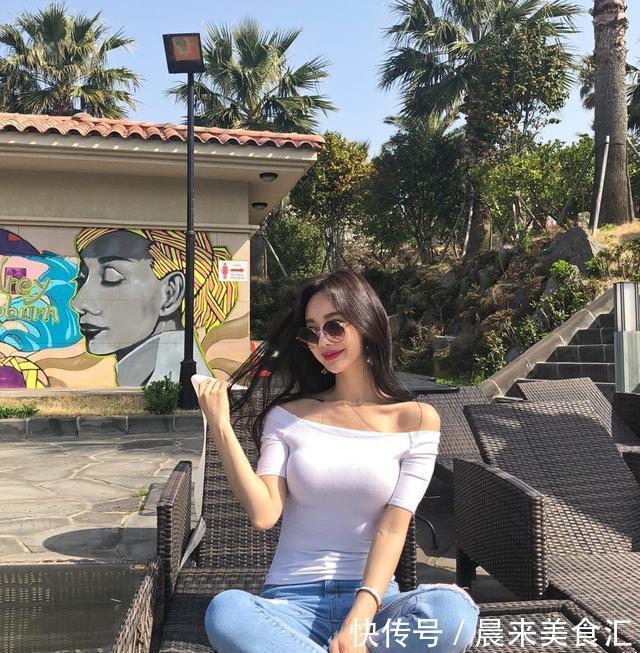 小蛮腰|初秋黑色的打底裤，配无袖小衫，穿着清凉又显瘦，时尚又美丽