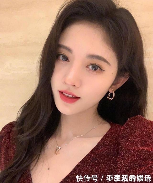 青木 别再染“挂耳染”了!今年秋天流行“奶茶发”,时髦减龄又气质