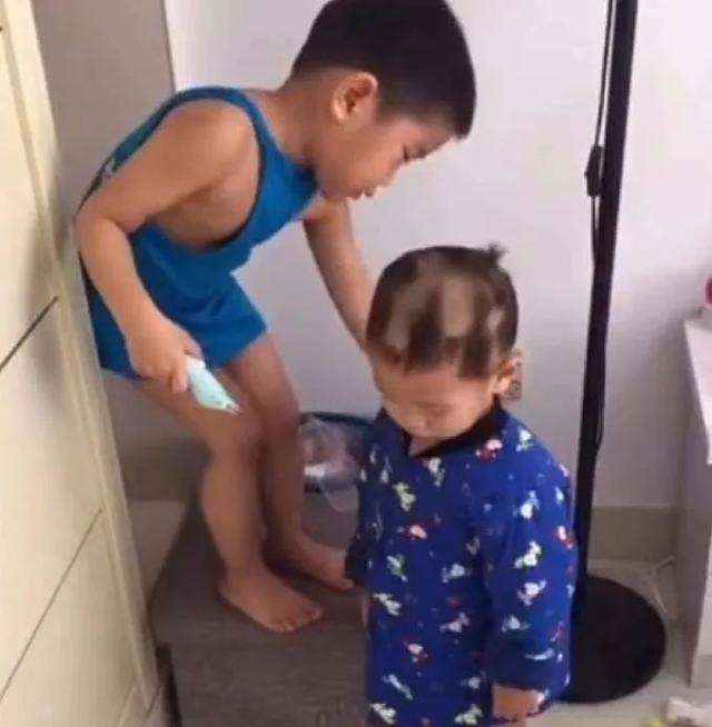 哥哥|哥哥给弟弟理发,时尚的“狗啃式”发型,宝妈哭笑不得